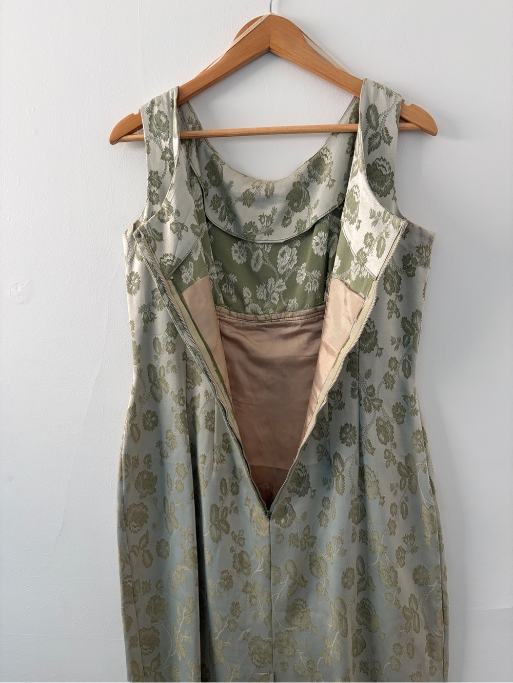 Elegant Vintage 50-60s Olive Jacquard Two-Piece Dress with Wide Collar - Picture 10 of 12